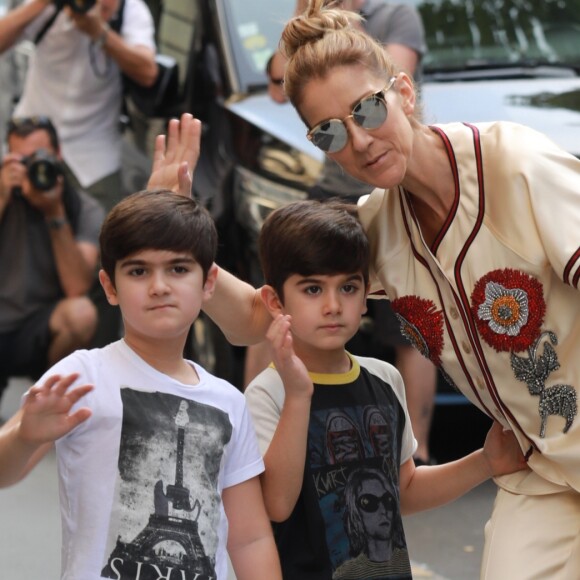 Céline Dion s'est rendue chez l'opticien Meyrowitz avec ses jumeaux Eddy et Nelson pour s'acheter une paire de lunettes de soleil avant de rentrer à l'hôtel Royal Monceau à Paris le 17 juillet 2017.