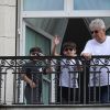 Eddy et Nelson Angelil (les jumeaux de Céline Dion) regardent la répétition des avions pour le 14 juillet en compagnie d'Alain Sylvestre (le mari de L.Dion, soeur de Céline) et de leur nounou sur le balcon de leur hôtel à Paris, le 11 juillet 2017.