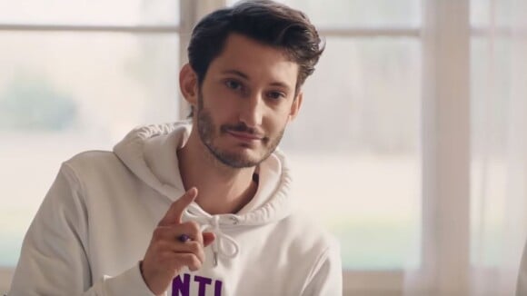 Pierre Niney dans le clip "Balance ton quoi", d'Angèle. Le 15 avril 2019.