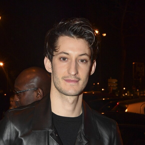 Pierre Niney à l'extérieur du défilé Balmain homme automne hiver 2019/2020 à Paris le 18 janvier 2019.