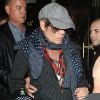 Johnny Depp quitte le bar Ronnie Scotts à Soho en train de fumer un cigarello après le concert de Ronnie Wood à Londres le 15 novembre 2018.