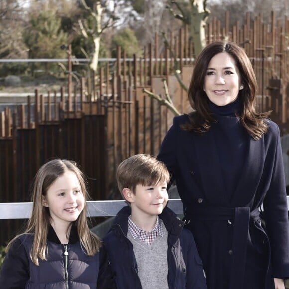 La princesse Mary de Danemark a ouvert officiellement le zoo de Copenhague avec ses enfants la princesse Josephine et le prince Vincent le 11 avril 2019 à l'occasion de la présentation des pandas Mao Sun et Xing Er, arrivés de Chine quelques jours plus tôt et installés dans un enclos spécialement conçu.