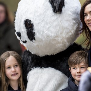 La princesse Mary de Danemark a ouvert officiellement le zoo de Copenhague avec ses enfants la princesse Josephine et le prince Vincent le 11 avril 2019 à l'occasion de la présentation des pandas Mao Sun et Xing Er, arrivés de Chine quelques jours plus tôt et installés dans un enclos spécialement conçu.