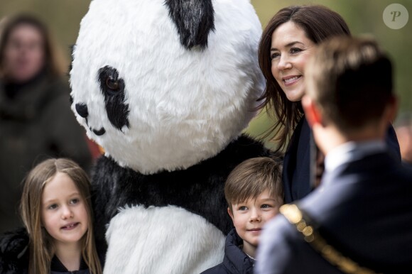 La princesse Mary de Danemark a ouvert officiellement le zoo de Copenhague avec ses enfants la princesse Josephine et le prince Vincent le 11 avril 2019 à l'occasion de la présentation des pandas Mao Sun et Xing Er, arrivés de Chine quelques jours plus tôt et installés dans un enclos spécialement conçu.