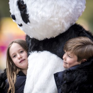 La princesse Mary de Danemark a ouvert officiellement le zoo de Copenhague avec ses enfants la princesse Josephine et le prince Vincent le 11 avril 2019 à l'occasion de la présentation des pandas Mao Sun et Xing Er, arrivés de Chine quelques jours plus tôt et installés dans un enclos spécialement conçu.