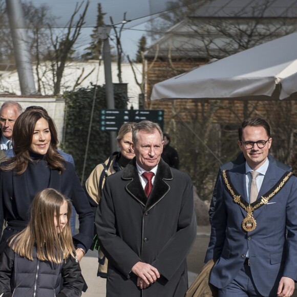 La princesse Mary de Danemark a ouvert officiellement le zoo de Copenhague avec ses enfants la princesse Josephine et le prince Vincent le 11 avril 2019 à l'occasion de la présentation des pandas Mao Sun et Xing Er, arrivés de Chine quelques jours plus tôt et installés dans un enclos spécialement conçu.