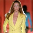 Carla Bruni défile pour Versace lors de la Fashion Week de Milan le 22 juillet 1994.