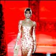 Carla Bruni défile pour la collection Versace haute-couture printemps-été 1995 à Paris.