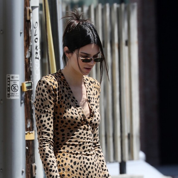 Exclusif - Kendall Jenner est allée prendre un café avec Fai Khadra et des amis dans le quartier de Beverly Hills. Le 17 avril 2019.