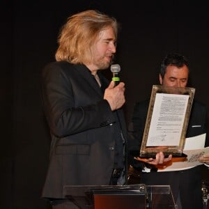 Stéphane Bolongaro, Bernard Montiel et Victoria Abril - "Grace Kelly 90 Years", exposition hommage à la princesse Grace de Monaco pour le 90ème anniversaire de sa naissance au Musée des Collections des voitures princières à Monaco le 18 avril 2019. L'artiste plasticien niçois Stéphane Bolongaro a investi le Musée des Collections des voitures princières à Fontvieille, avec une cinquantaine d'oeuvres de peintres et plasticiens à qui il a demandé de créer spécialement une oeuvre en hommage à la Princesse Grace. L'exposition était une surprise pour le prince. L'exposition sera ensuite ouverte au public pendant 15 jours et voyagera ensuite vers différents états des Etats-Unis demandeurs de cet hommage. - "Grace Kelly 90 Years", exposition hommage à la princesse Grace de Monaco pour le 90ème anniversaire de sa naissance au Musée des Collections des voitures princières à Monaco le 18 avril 2019. L'artiste plasticien niçois Stéphane Bolongaro a investi le Musée des Collections des voitures princières à Fontvieille, avec une cinquantaine d'oeuvres de peintres et plasticiens à qui il a demandé de créer spécialement une oeuvre en hommage à la Princesse Grace. L'exposition était une surprise pour le prince. L'exposition sera ensuite ouverte au public pendant 15 jours et voyagera ensuite vers différents états des Etats-Unis demandeurs de cet hommage. © Bruno Bebert/Bestimage