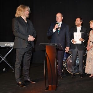 Stéphane Bolongaro, le prince Albert II de Monaco, Bernard Montiel, Jamie McCourt (ambassadrice des Etas Unis en France et à Monaco), guest - "Grace Kelly 90 Years", exposition hommage à la princesse Grace de Monaco pour le 90ème anniversaire de sa naissance au Musée des Collections des voitures princières à Monaco le 18 avril 2019. L'artiste plasticien niçois Stéphane Bolongaro a investi le Musée des Collections des voitures princières à Fontvieille, avec une cinquantaine d'oeuvres de peintres et plasticiens à qui il a demandé de créer spécialement une oeuvre en hommage à la Princesse Grace. L'exposition était une surprise pour le prince. L'exposition sera ensuite ouverte au public pendant 15 jours et voyagera ensuite vers différents états des Etats-Unis demandeurs de cet hommage. - "Grace Kelly 90 Years", exposition hommage à la princesse Grace de Monaco pour le 90ème anniversaire de sa naissance au Musée des Collections des voitures princières à Monaco le 18 avril 2019. L'artiste plasticien niçois Stéphane Bolongaro a investi le Musée des Collections des voitures princières à Fontvieille, avec une cinquantaine d'oeuvres de peintres et plasticiens à qui il a demandé de créer spécialement une oeuvre en hommage à la Princesse Grace. L'exposition était une surprise pour le prince. L'exposition sera ensuite ouverte au public pendant 15 jours et voyagera ensuite vers différents états des Etats-Unis demandeurs de cet hommage. © Bruno Bebert/Bestimage