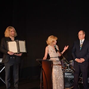 Stéphane Bolongaro, Jamie McCourt (ambassadrice des Etas Unis en France et à Monaco), le prince Albert II de Monaco, Bernard Montiel, guest - "Grace Kelly 90 Years", exposition hommage à la princesse Grace de Monaco pour le 90ème anniversaire de sa naissance au Musée des Collections des voitures princières à Monaco le 18 avril 2019. L'artiste plasticien niçois Stéphane Bolongaro a investi le Musée des Collections des voitures princières à Fontvieille, avec une cinquantaine d'oeuvres de peintres et plasticiens à qui il a demandé de créer spécialement une oeuvre en hommage à la Princesse Grace. L'exposition était une surprise pour le prince. L'exposition sera ensuite ouverte au public pendant 15 jours et voyagera ensuite vers différents états des Etats-Unis demandeurs de cet hommage. - "Grace Kelly 90 Years", exposition hommage à la princesse Grace de Monaco pour le 90ème anniversaire de sa naissance au Musée des Collections des voitures princières à Monaco le 18 avril 2019. L'artiste plasticien niçois Stéphane Bolongaro a investi le Musée des Collections des voitures princières à Fontvieille, avec une cinquantaine d'oeuvres de peintres et plasticiens à qui il a demandé de créer spécialement une oeuvre en hommage à la Princesse Grace. L'exposition était une surprise pour le prince. L'exposition sera ensuite ouverte au public pendant 15 jours et voyagera ensuite vers différents états des Etats-Unis demandeurs de cet hommage. © Bruno Bebert/Bestimage