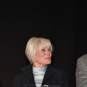 Bernard Montiel, Linda Evans et Patrick Duffy - "Grace Kelly 90 Years", exposition hommage à la princesse Grace de Monaco pour le 90ème anniversaire de sa naissance au Musée des Collections des voitures princières à Monaco le 18 avril 2019. L'artiste plasticien niçois Stéphane Bolongaro a investi le Musée des Collections des voitures princières à Fontvieille, avec une cinquantaine d'oeuvres de peintres et plasticiens à qui il a demandé de créer spécialement une oeuvre en hommage à la Princesse Grace. L'exposition était une surprise pour le prince. L'exposition sera ensuite ouverte au public pendant 15 jours et voyagera ensuite vers différents états des Etats-Unis demandeurs de cet hommage. - "Grace Kelly 90 Years", exposition hommage à la princesse Grace de Monaco pour le 90ème anniversaire de sa naissance au Musée des Collections des voitures princières à Monaco le 18 avril 2019. L'artiste plasticien niçois Stéphane Bolongaro a investi le Musée des Collections des voitures princières à Fontvieille, avec une cinquantaine d'oeuvres de peintres et plasticiens à qui il a demandé de créer spécialement une oeuvre en hommage à la Princesse Grace. L'exposition était une surprise pour le prince. L'exposition sera ensuite ouverte au public pendant 15 jours et voyagera ensuite vers différents états des Etats-Unis demandeurs de cet hommage. © Bruno Bebert/Bestimage