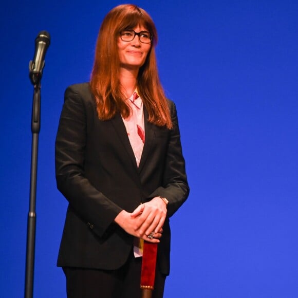 Marina Hands (Prix du Brigadier 2018 pour "Soeurs") et l'adjoint à la maire de Paris chargé de la culture, Christophe Girard lors de la remise des prix Brigadiers 2018 au théâtre Montparnasse à Paris, France, le 18 avril 2019. © Coadic Guirec/Bestimage