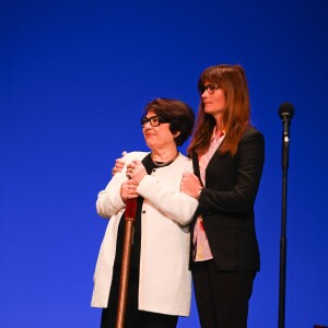 Marina Hands (Prix du Brigadier 2018 pour "Soeurs") et Danielle Mathieu-Bouillon (présidente de l'Association de la Régie Théâtrale -A.R.T.) lors de la remise des prix Brigadiers 2018 au théâtre Montparnasse à Paris, France, le 18 avril 2019. © Coadic Guirec/Bestimage