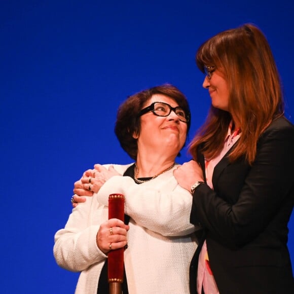 Marina Hands (Prix du Brigadier 2018 pour "Soeurs") et Danielle Mathieu-Bouillon (présidente de l'Association de la Régie Théâtrale -A.R.T.) lors de la remise des prix Brigadiers 2018 au théâtre Montparnasse à Paris, France, le 18 avril 2019. © Coadic Guirec/Bestimage