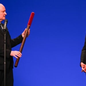 L'adjoint à la maire de Paris chargé de la culture, Christophe Girard et Marina Hands (Prix du Brigadier 2018 pour "Soeurs") lors de la remise des prix Brigadiers 2018 au théâtre Montparnasse à Paris, France, le 18 avril 2019. © Coadic Guirec/Bestimage