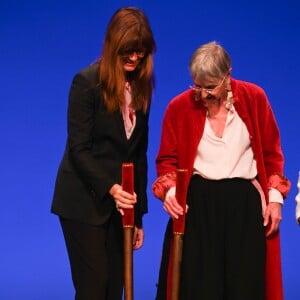 Marina Hands (Prix du Brigadier 2018 pour "Soeurs") et Francine Bergé (Prix Brigadier d'honneur 2018 pour "L'Echange et l'ensemble de sa carrière) lors de la remise des prix Brigadiers 2018 au théâtre Montparnasse à Paris, France, le 18 avril 2019. © Coadic Guirec/Bestimage