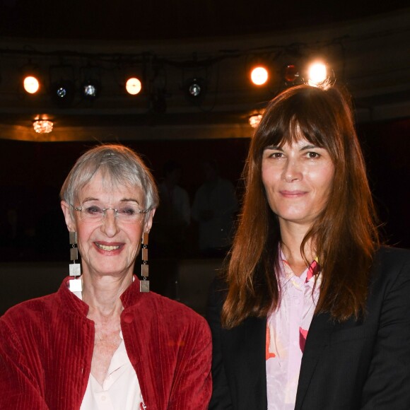 Francine Bergé (Prix Brigadier d'honneur 2018 pour "L'Echange et l'ensemble de sa carrière) et Marina Hands (Prix du Brigadier 2018 pour "Soeurs") lors de la remise des prix Brigadiers 2018 au théâtre Montparnasse à Paris, France, le 18 avril 2019. © Coadic Guirec/Bestimage