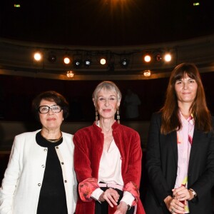 Danielle Mathieu-Bouillon (présidente de l'Association de la Régie Théâtrale -A.R.T.), Francine Bergé (Prix Brigadier d'honneur 2018 pour "L'Echange et l'ensemble de sa carrière), Marina Hands (Prix du Brigadier 2018 pour "Soeurs") et l'adjoint à la maire de Paris chargé de la culture, Christophe Girard lors de la remise des prix Brigadiers 2018 au théâtre Montparnasse à Paris, France, le 18 avril 2019. © Coadic Guirec/Bestimage