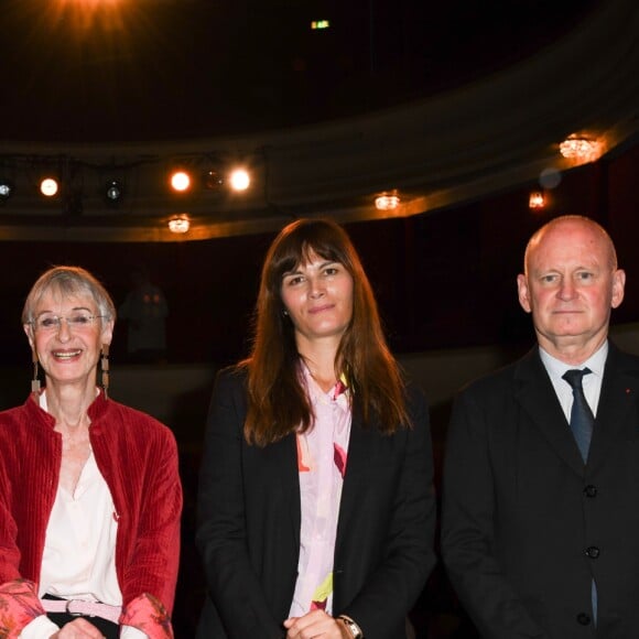 Danielle Mathieu-Bouillon (présidente de l'Association de la Régie Théâtrale -A.R.T.), Francine Bergé (Prix Brigadier d'honneur 2018 pour "L'Echange et l'ensemble de sa carrière), Marina Hands (Prix du Brigadier 2018 pour "Soeurs") et l'adjoint à la maire de Paris chargé de la culture, Christophe Girard lors de la remise des prix Brigadiers 2018 au théâtre Montparnasse à Paris, France, le 18 avril 2019. © Coadic Guirec/Bestimage