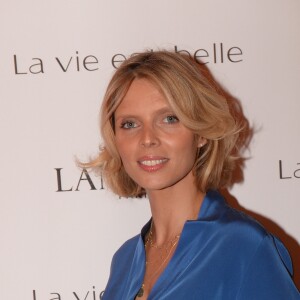 Exclusif - Exclusif - Sylvie Tellier (Miss France 2002) Soirée Lancôme pour célébrer la nouvelle communication du parfum Iconique "La Vie est Belle" à l'hôtel Mona Bismarck à Paris le 12 septembre 2018. Le bonheur est encore plus vrai lorsqu'il est partagé makesomeonehappy. Les invités ont vécu une soirée faite d'expériences - machine à bulles parfumées La Vie est Belle ; balançoire cascade ; Happiness Store pour partager du bonheur et transformer les petites attentions ordinaires en moments extraordinaires ; personnalisation de son parfum... - et où après un Showcase de l'auteure – compositrice – interprète Angèle, le DJ Jean Tonique a enflammé le dancefloor. © Rachid Bellak / Bestimage