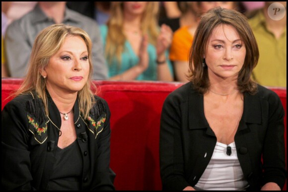 Archives - Véronique et Violaine Sanson sur le plateau de l'émission 'Vivement Dimanche', en 2005