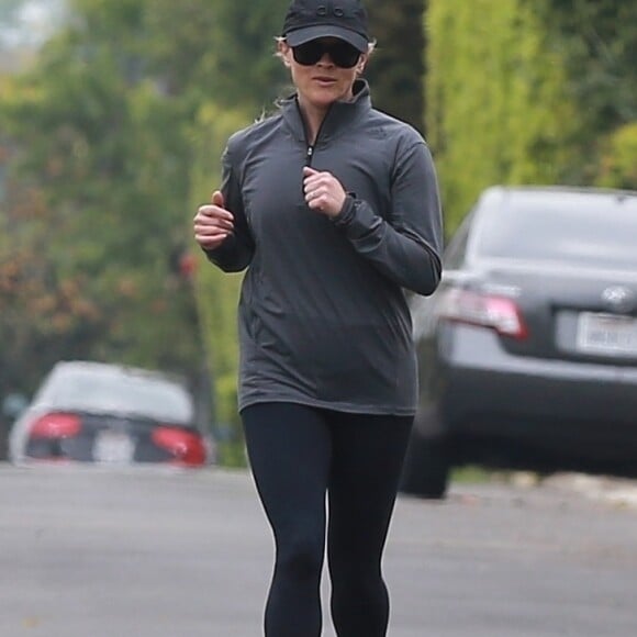 Exclusif - Reese Witherspoon fait un jogging avec son fils Deacon à Los Angeles, le 20 avril 2019.