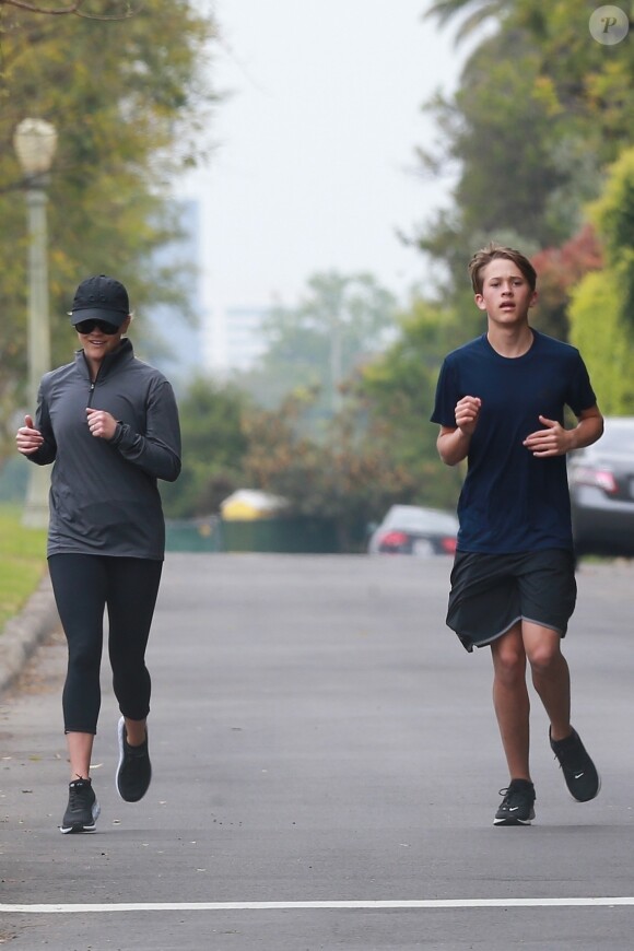 Exclusif - Reese Witherspoon fait un jogging avec son fils Deacon à Los Angeles, le 20 avril 2019.