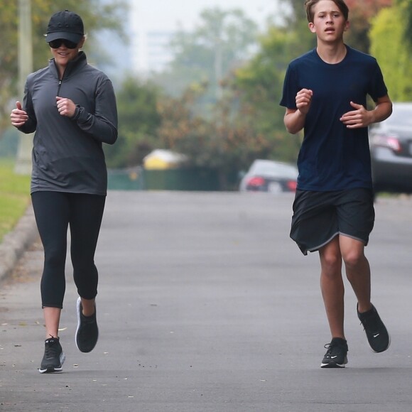 Exclusif - Reese Witherspoon fait un jogging avec son fils Deacon à Los Angeles, le 20 avril 2019.