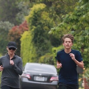 Exclusif - Reese Witherspoon fait un jogging avec son fils Deacon à Los Angeles, le 20 avril 2019.