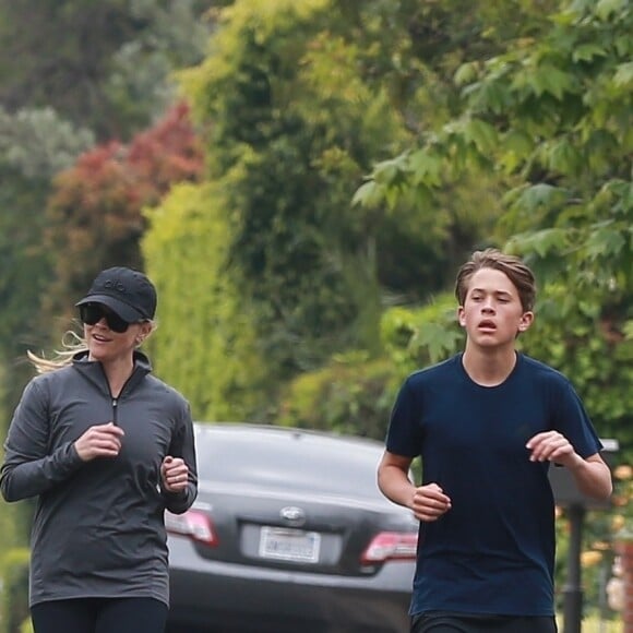 Exclusif - Reese Witherspoon fait un jogging avec son fils Deacon à Los Angeles, le 20 avril 2019.