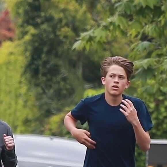 Exclusif - Reese Witherspoon fait un jogging avec son fils Deacon à Los Angeles, le 20 avril 2019.