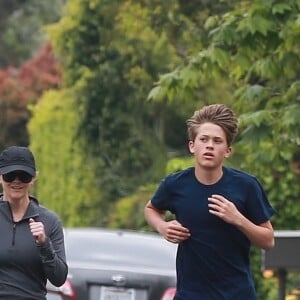 Exclusif - Reese Witherspoon fait un jogging avec son fils Deacon à Los Angeles, le 20 avril 2019.