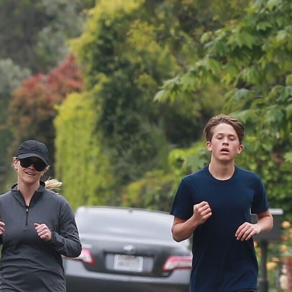 Exclusif - Reese Witherspoon fait un jogging avec son fils Deacon à Los Angeles, le 20 avril 2019.