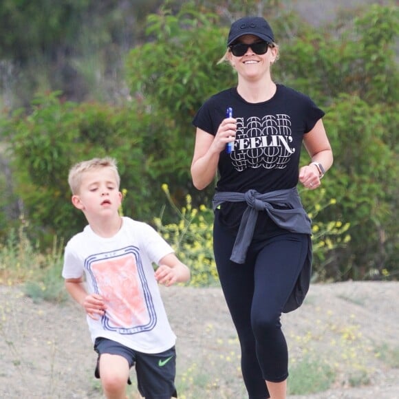 Exclusif - Reese Witherspoon fait un jogging avec son fils Tennessee à Los Angeles, le 20 avril 2019.