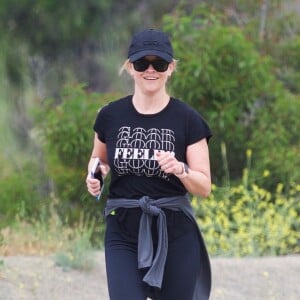 Exclusif - Reese Witherspoon fait un jogging avec son fils Tennessee à Los Angeles, le 20 avril 2019.