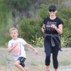 Exclusif - Reese Witherspoon fait un jogging avec son fils Tennessee à Los Angeles, le 20 avril 2019.
