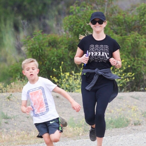 Exclusif - Reese Witherspoon fait un jogging avec son fils Tennessee à Los Angeles, le 20 avril 2019.