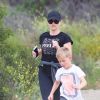 Exclusif - Reese Witherspoon fait un jogging avec son fils Tennessee à Los Angeles, le 20 avril 2019.