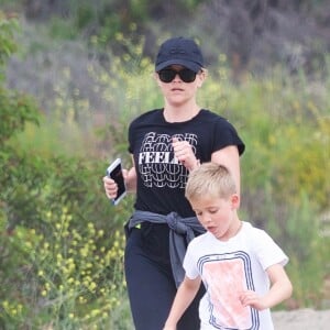 Exclusif - Reese Witherspoon fait un jogging avec son fils Tennessee à Los Angeles, le 20 avril 2019.