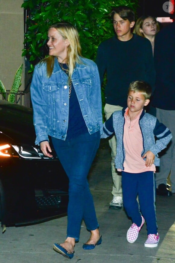 Exclusif - Reese Witherspoon est allée diner au restaurant Giorgio Baldi à Santa Monica avec ses 2 enfants Deacon et Tennessee - Los Angeles le 20 Avril 2019.