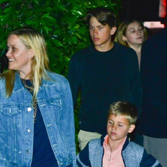 Exclusif - Reese Witherspoon est allée diner au restaurant Giorgio Baldi à Santa Monica avec ses 2 enfants Deacon et Tennessee - Los Angeles le 20 Avril 2019.