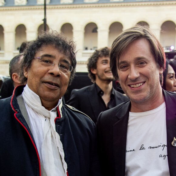 Exclusif - Laurent Voulzy et Thomas Dutronc - Soirée spéciale " Notre Dame de Paris, Le Grand Concert " qui s'est déroulée dans la Cour des Invalides à Paris 7eme et diffusée sur France 2 samedi 20 Avril 2019. Au programme de ce concert de solidarité, animé par S. Bern et M.S. Lacarrau : une pléiade d'artistes qui interpréteront des chansons inspirées de la Ville Lumière et de la comédie musicale " Notre-Dame de Paris ".De grands noms de la chanson se mélangeront à des figures du classique.Des reportages consacrés à l'histoire de la cathédrale ponctueront leurs prestations, de même que les interventions des habitués de Notre-Dame. Les téléspectateurs qui le souhaitent pourront faire un don par Internet. © Pierre Perusseau / Bestimage