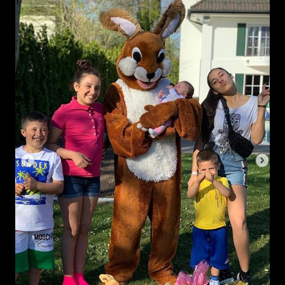 Franck Ribéry, déguisé en lapin pour Pâques, pose avec ses cinq enfants. Instagram, le 21 avril 2019.
