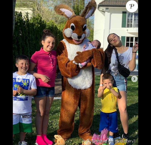 Franck Ribéry, déguisé en lapin pour Pâques, pose avec ses cinq enfants. Instagram, le 21 avril 2019.