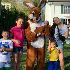 Franck Ribéry, déguisé en lapin pour Pâques, pose avec ses cinq enfants. Instagram, le 21 avril 2019.