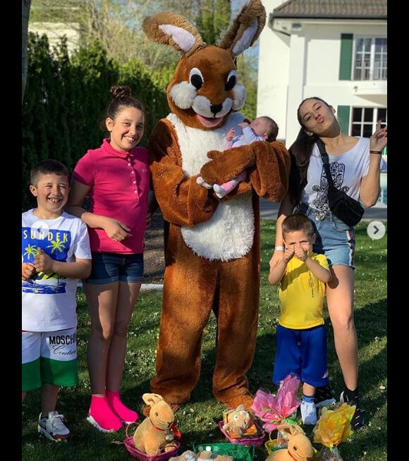 Franck Ribéry, déguisé en lapin pour Pâques, pose avec ses cinq enfants. Instagram, le 21 avril 2019.