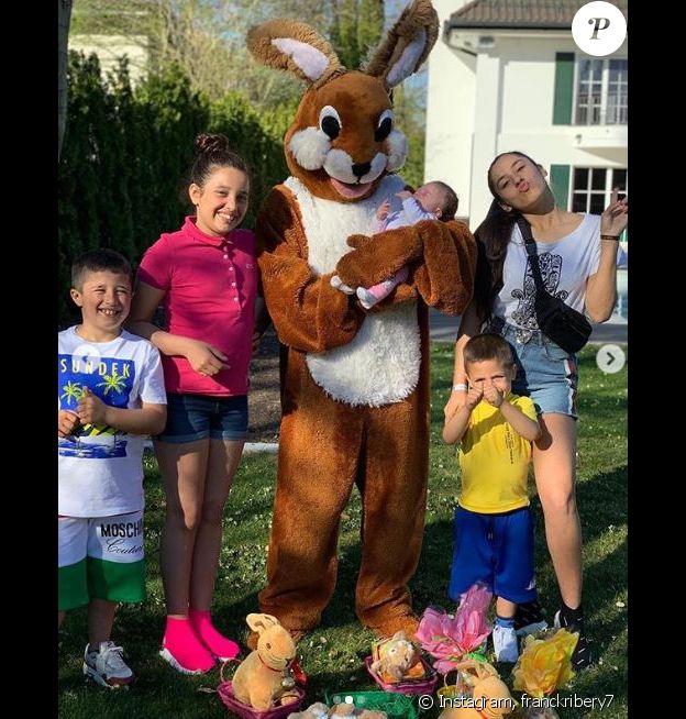 Franck Ribéry, déguisé en lapin pour Pâques, pose avec ses cinq enfants. Instagram, le 21 avril 2019.