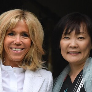 Brigitte Macron et Akie Abe, femme du premier ministre du Japon - Visite de Giverny. Le 23 avril 2019 © Christian Liewig / Pool / Bestimage